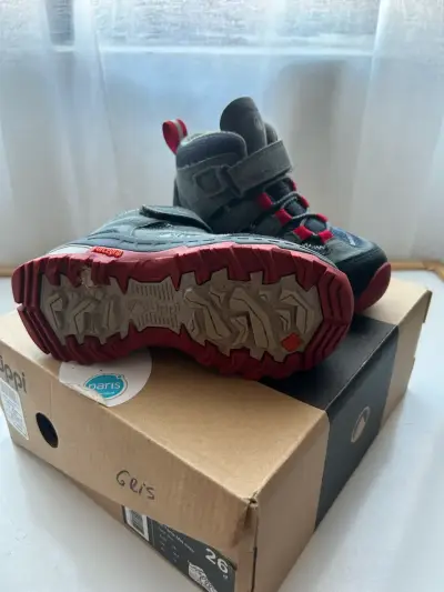 Botas infantiles grises y rojas - miniatura 3