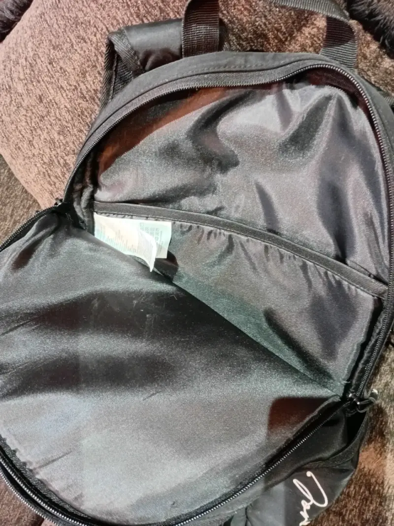 Mochila negra ligera - 1