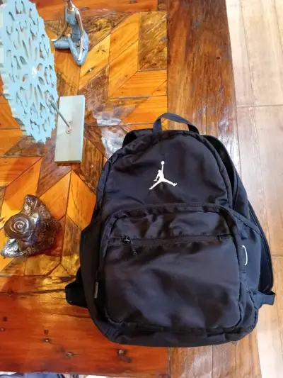 Mochila negra ligera - miniatura 4