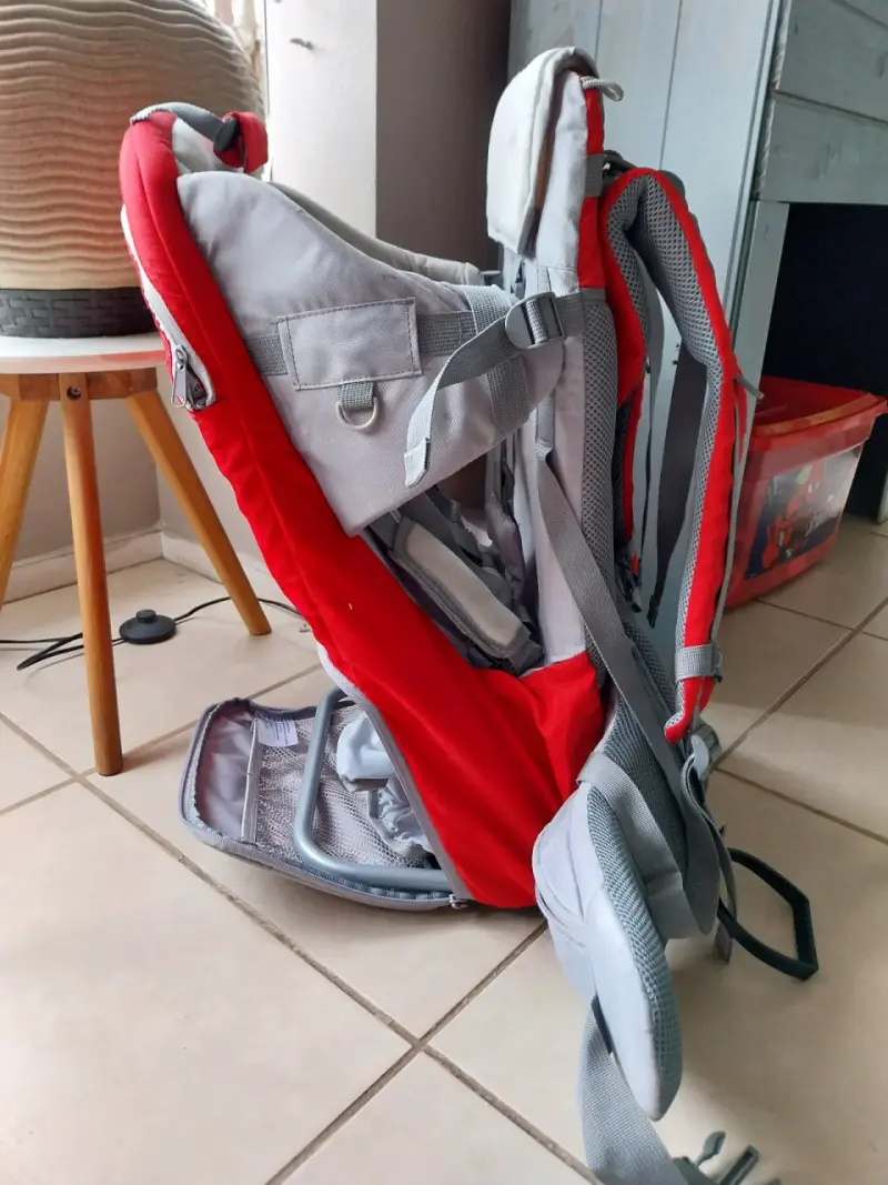 Portabebé mochila rojo y gris - 1