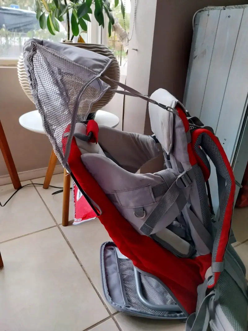 Portabebé mochila rojo y gris - 2