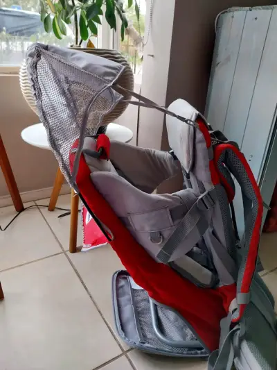 Portabebé mochila rojo y gris - miniatura 2