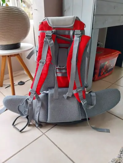 Portabebé mochila rojo y gris - miniatura 4