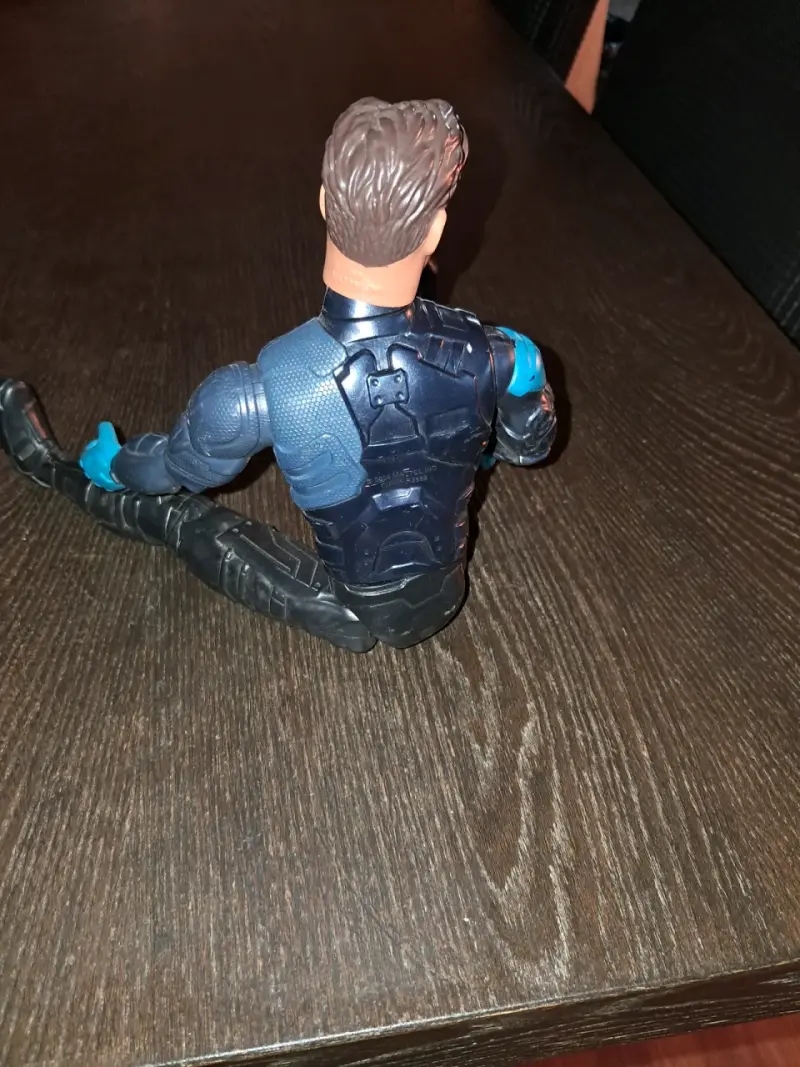 Figura de acción de superhéroe - 2
