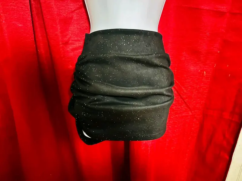 Falda corta negra con brillo - 1