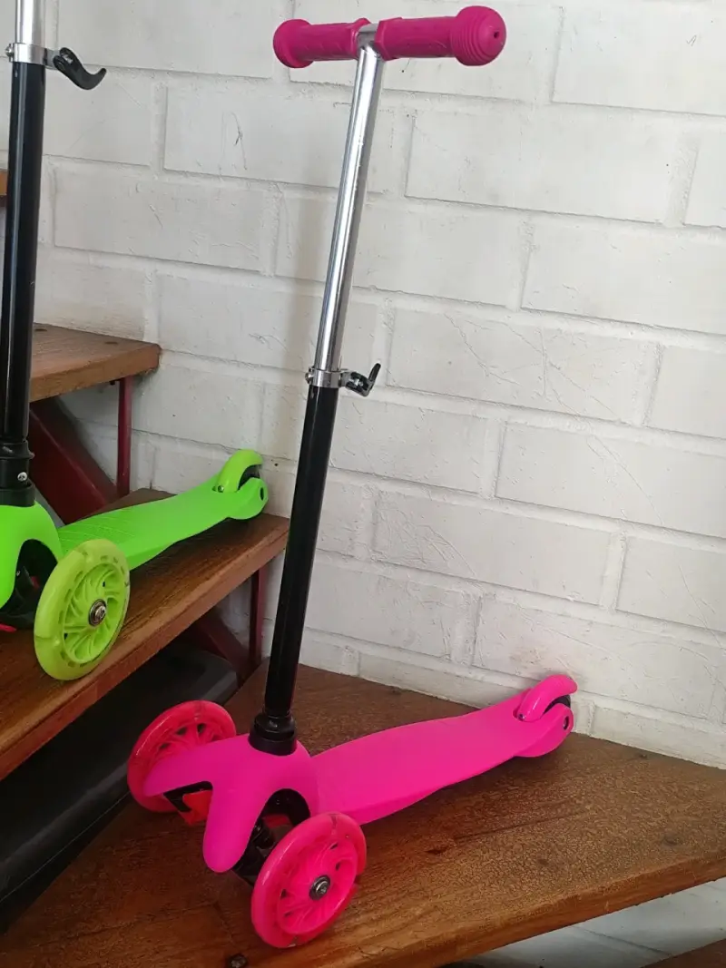 Scooter rosa y verde - 1