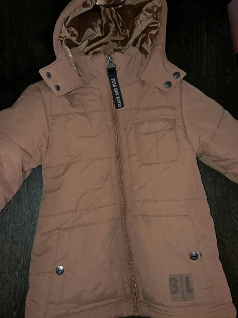 Chaqueta acolchada marrón con capucha - 1