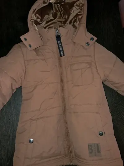 Chaqueta acolchada marrón con capucha - miniatura 1