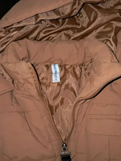 Chaqueta acolchada marrón con capucha - miniatura 2