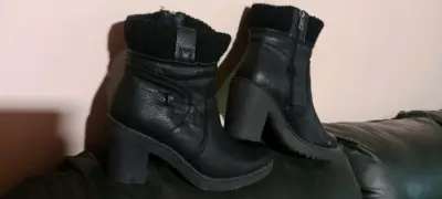Botines negros con tacón grueso - miniatura 1