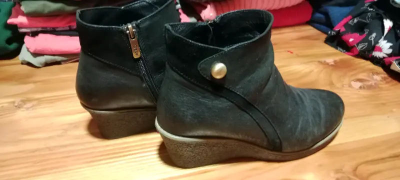 Botines negros con tacón grueso - 2