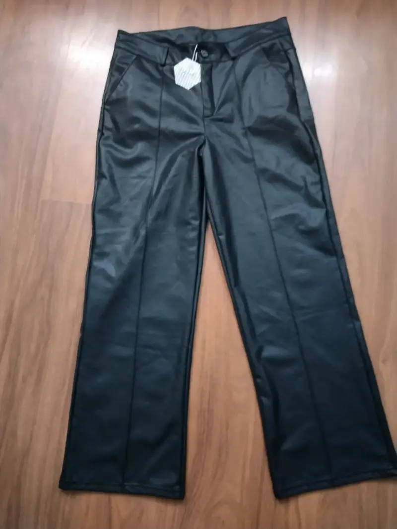 Pantalones negros de ecocuero - 1