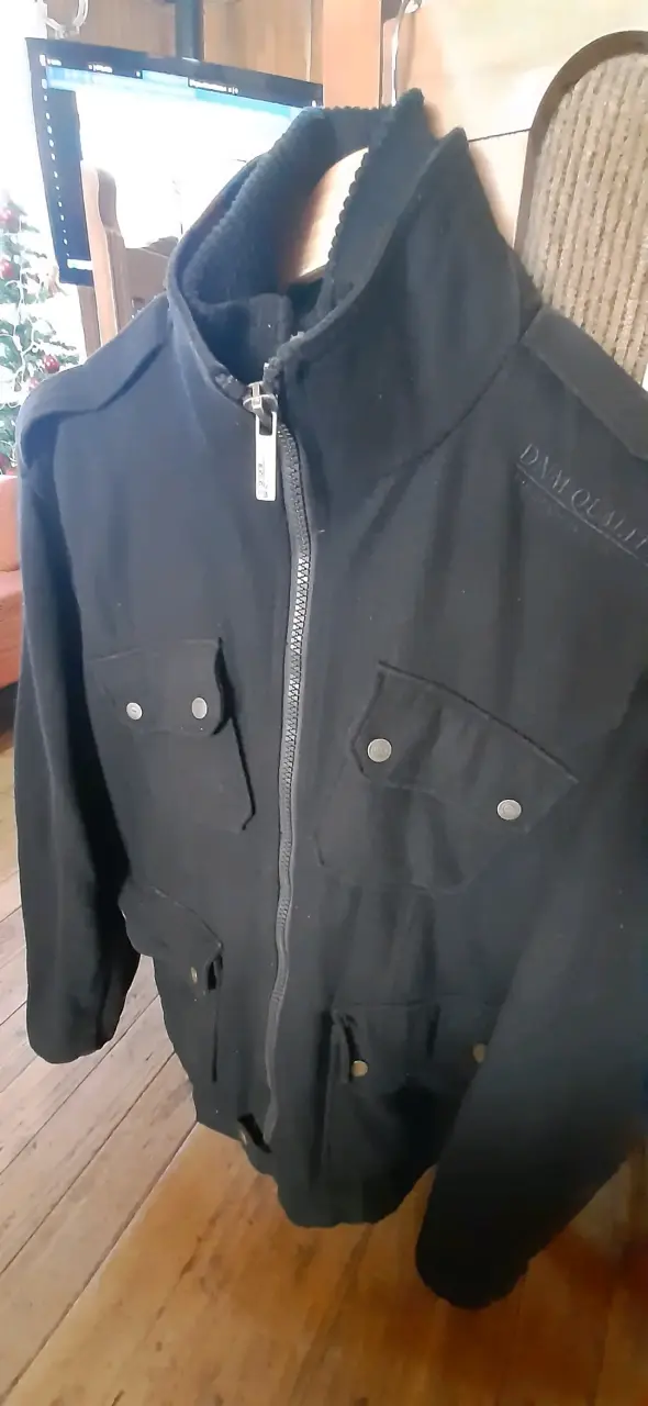 Chaqueta negra con bolsillos - 3