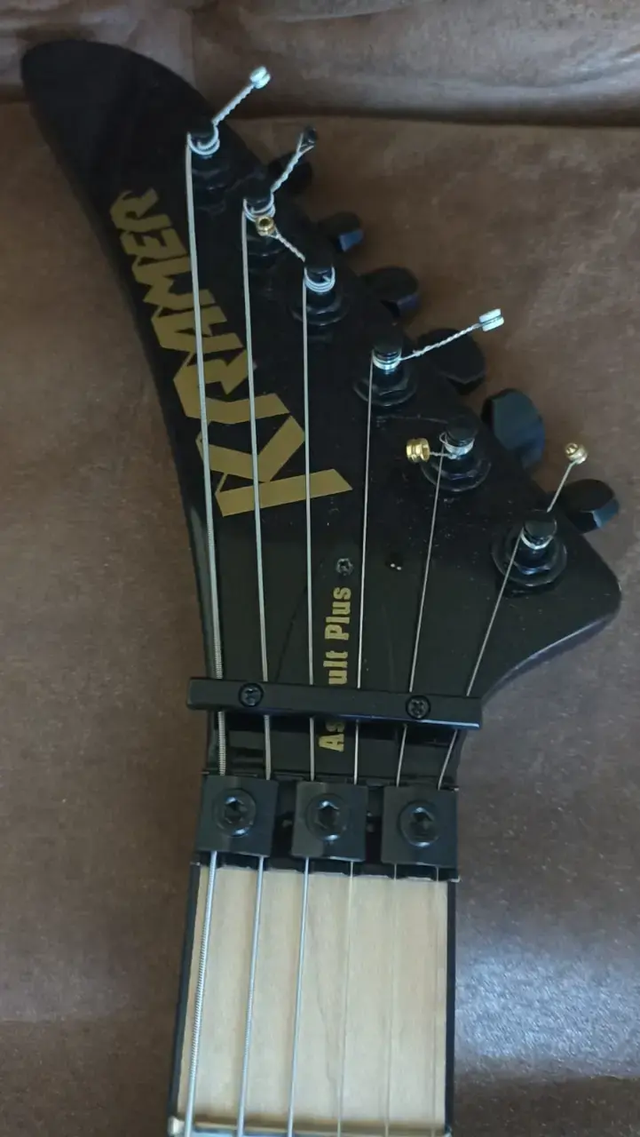 Guitarra Kramer Assault Plus - 4