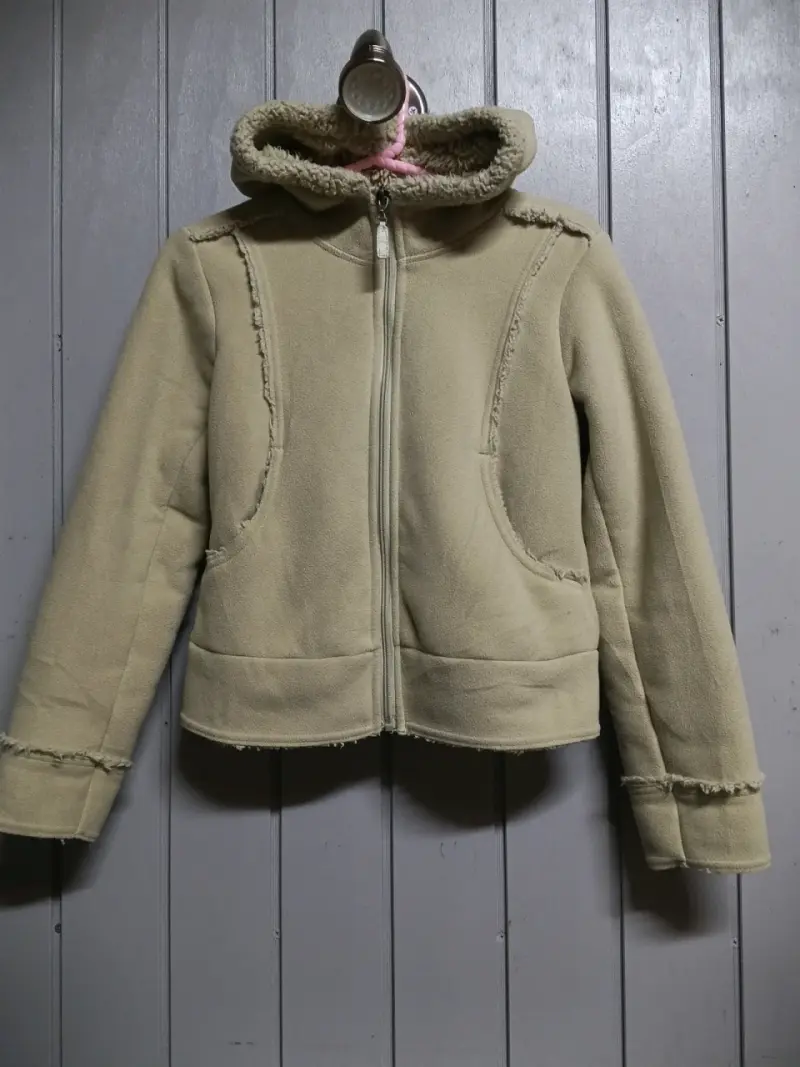 Chaqueta beige con capucha