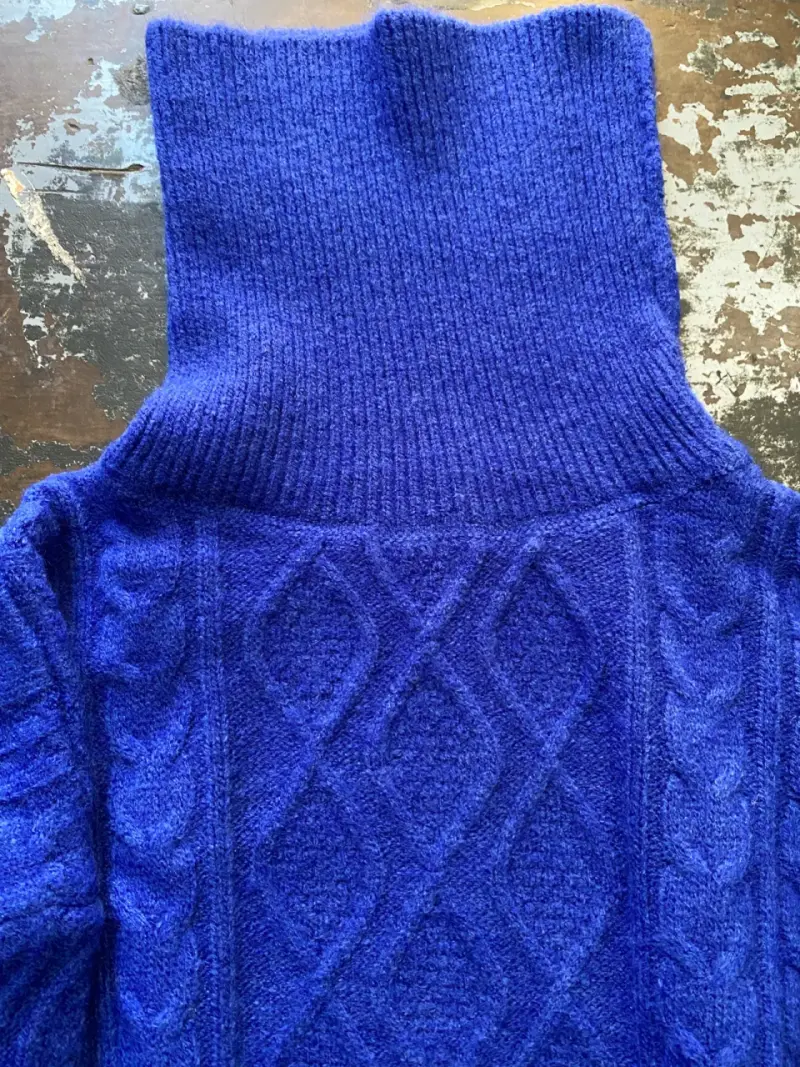Suéter azul cuello alto - 1