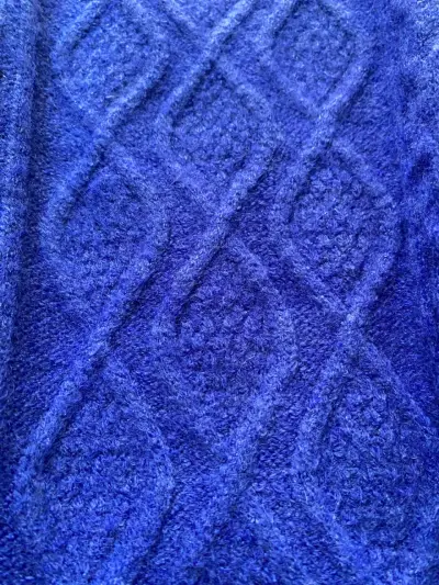 Suéter azul cuello alto - miniatura 2