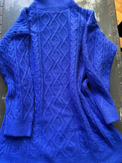 Suéter azul cuello alto - miniatura 3