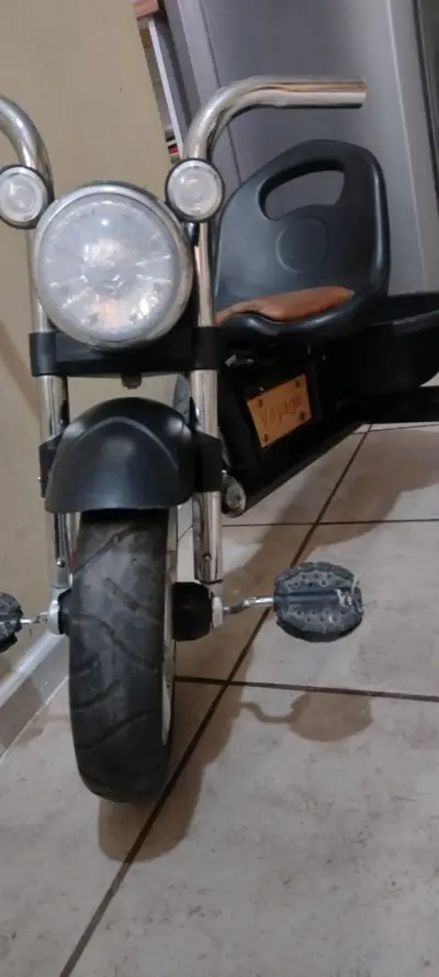 Triciclo infantil estilo motocicleta - miniatura 3