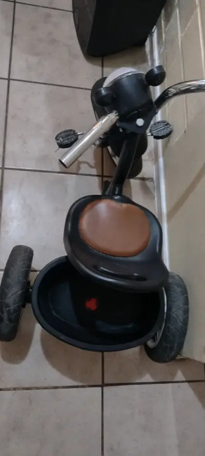 Triciclo infantil estilo motocicleta - miniatura 4