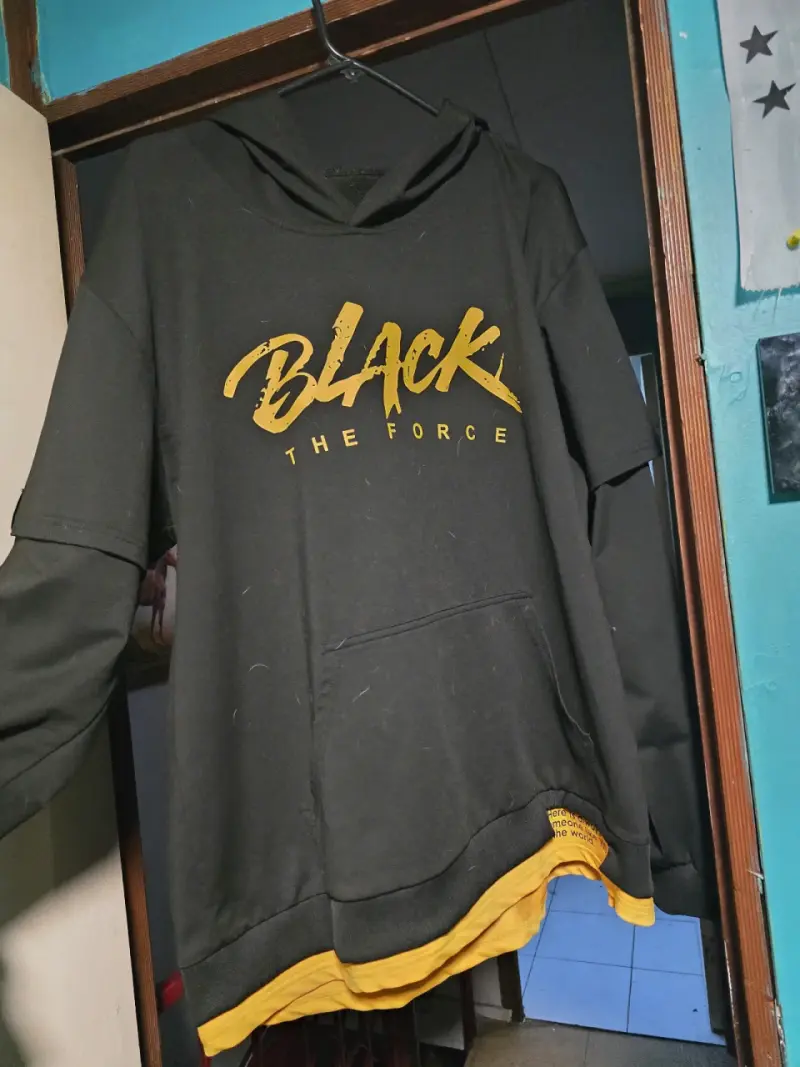Polerón negro/amarillo con gorro - 1