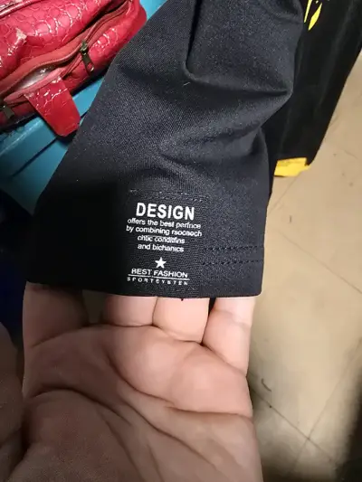 Polerón negro/amarillo con gorro - miniatura 3
