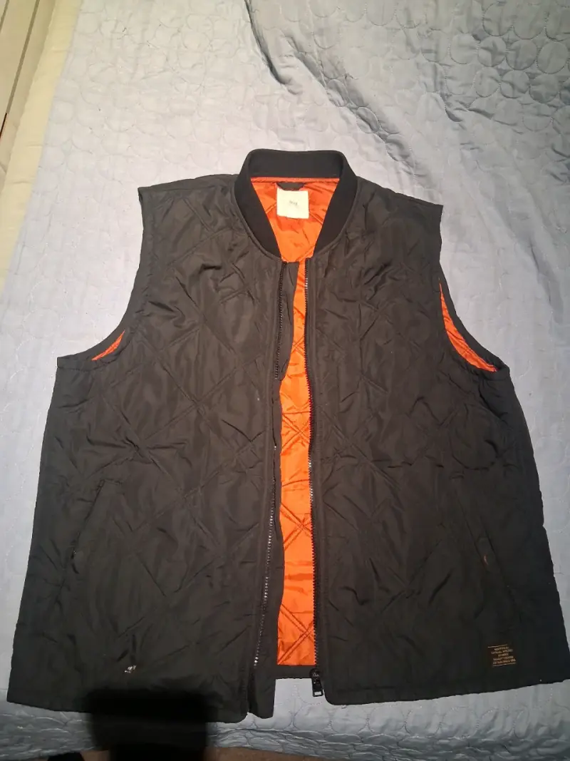 Chaqueta sin mangas negro y naranja