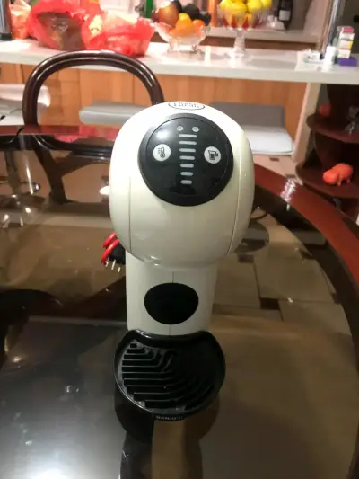 Cafetera Dolce Gusto blanca - miniatura 1