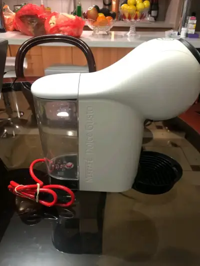 Cafetera Dolce Gusto blanca - miniatura 3