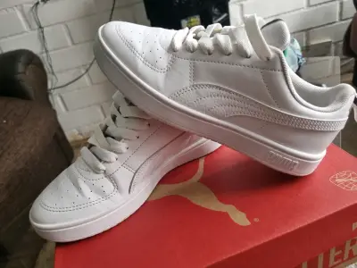 Zapatillas blancas deportivas - miniatura 1