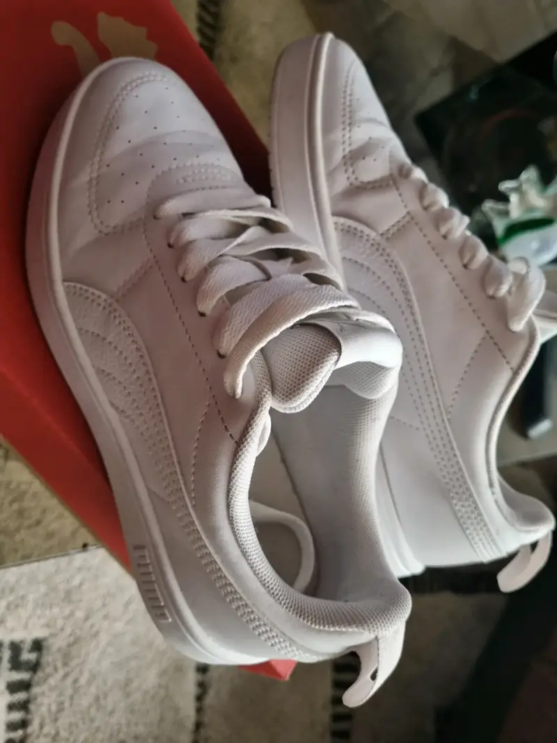 Zapatillas blancas deportivas - 2