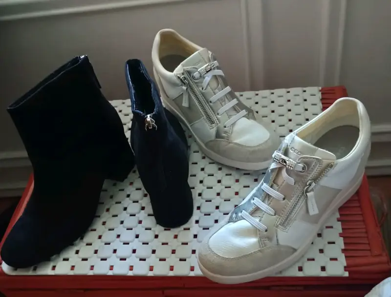 Zapatillas urbanas blancos con gris y plateado. - 2
