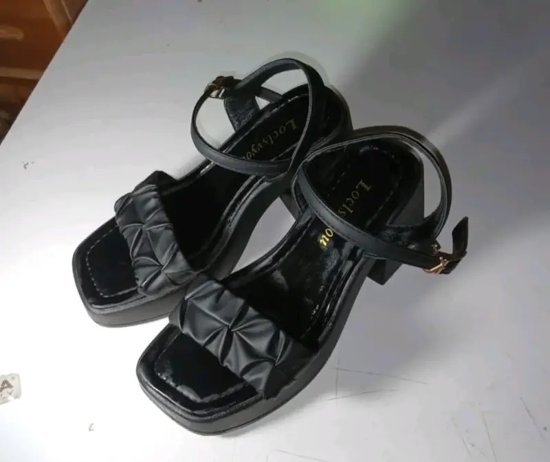 Sandalias negras con plataforma - 1