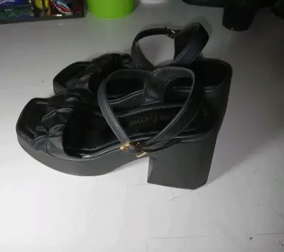 Sandalias negras con plataforma - miniatura 2