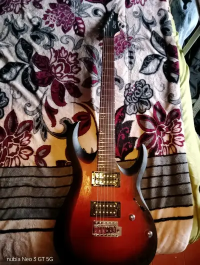 Guitarra eléctrica con cables pedal y amplificador - miniatura 2