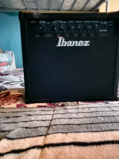 Guitarra eléctrica con cables pedal y amplificador - miniatura 3