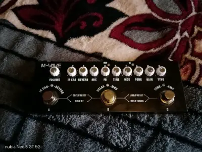 Guitarra eléctrica con cables pedal y amplificador - miniatura 6