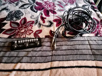 Guitarra eléctrica con cables pedal y amplificador - miniatura 7