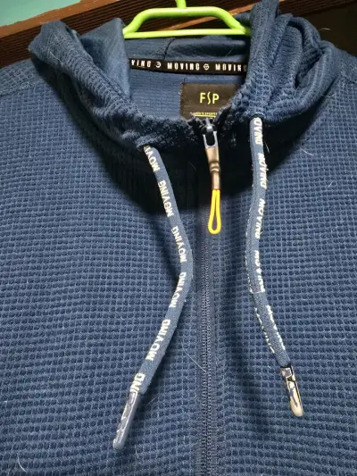 Chaqueta deportiva azul con gorro - miniatura 4