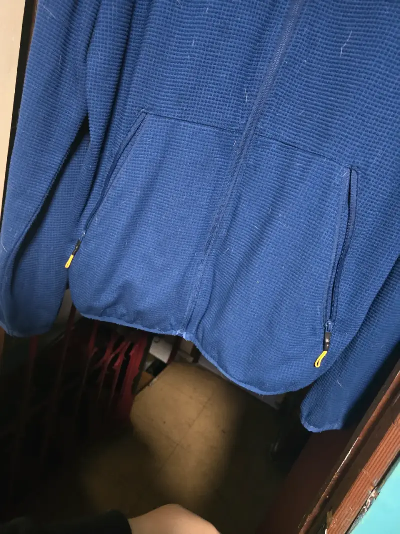 Chaqueta deportiva azul con gorro - 5