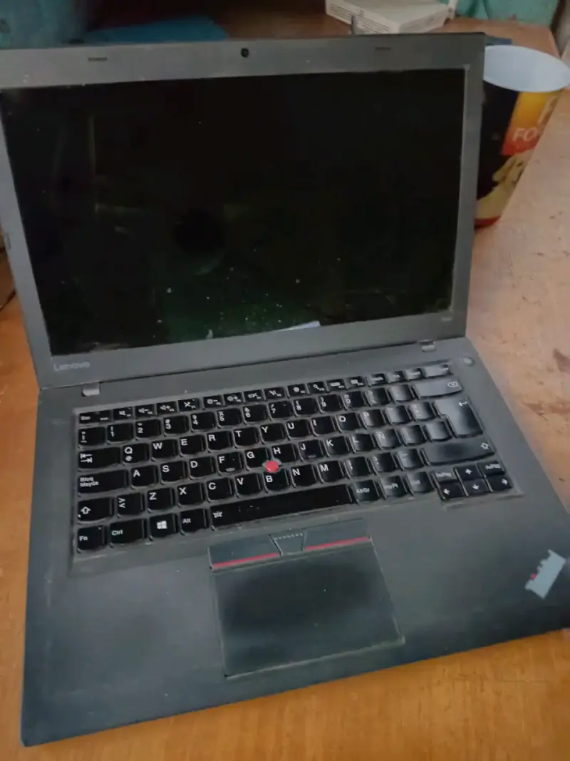 Laptop Lenovo ThinkPad negro pantalla rota - 1