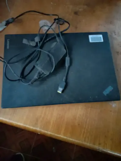 Laptop Lenovo ThinkPad negro pantalla rota - miniatura 2