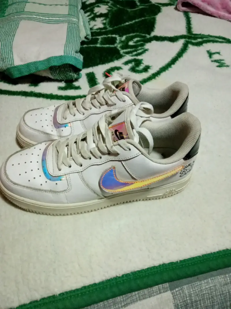 Zapatillas blancas con detalle iridiscente