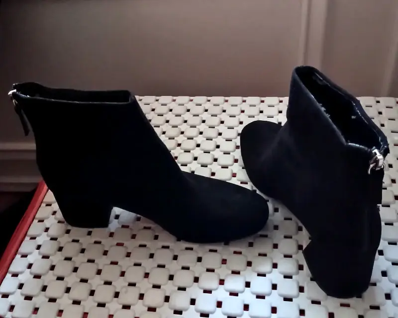 Botines negros de gamuza sintética.