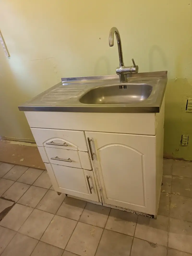 Lavamanos con mueble blanco