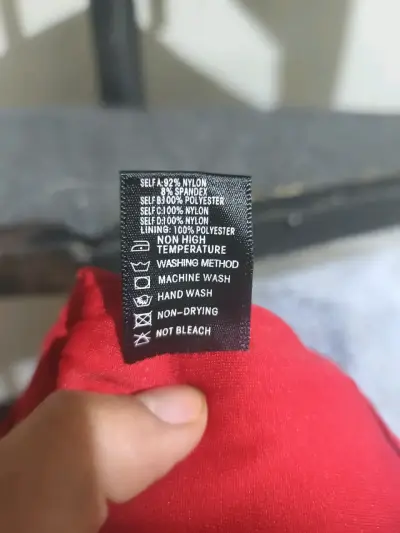 Vestido negro con tirantes rojos - miniatura 3