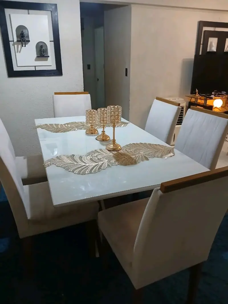 Comedor elegante con 6 sillas - 1