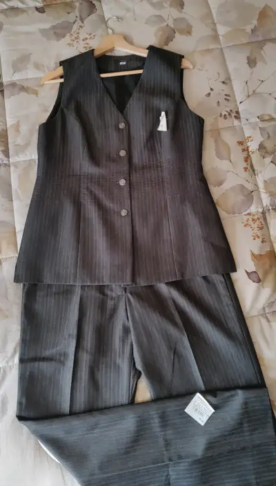 Traje de mujer chaqueta y pantalón gris a rayas - miniatura 1