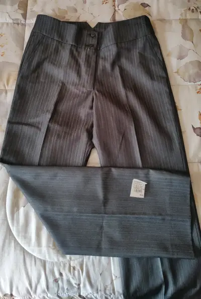 Traje de mujer chaqueta y pantalón gris a rayas - miniatura 2