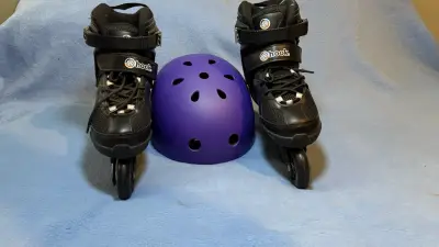 Patines negros con casco violeta - miniatura 1